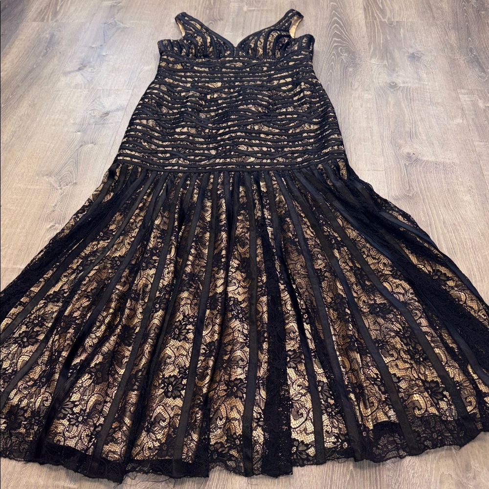 Elegant Black Lace Evening Gown - Picture 2 of 7